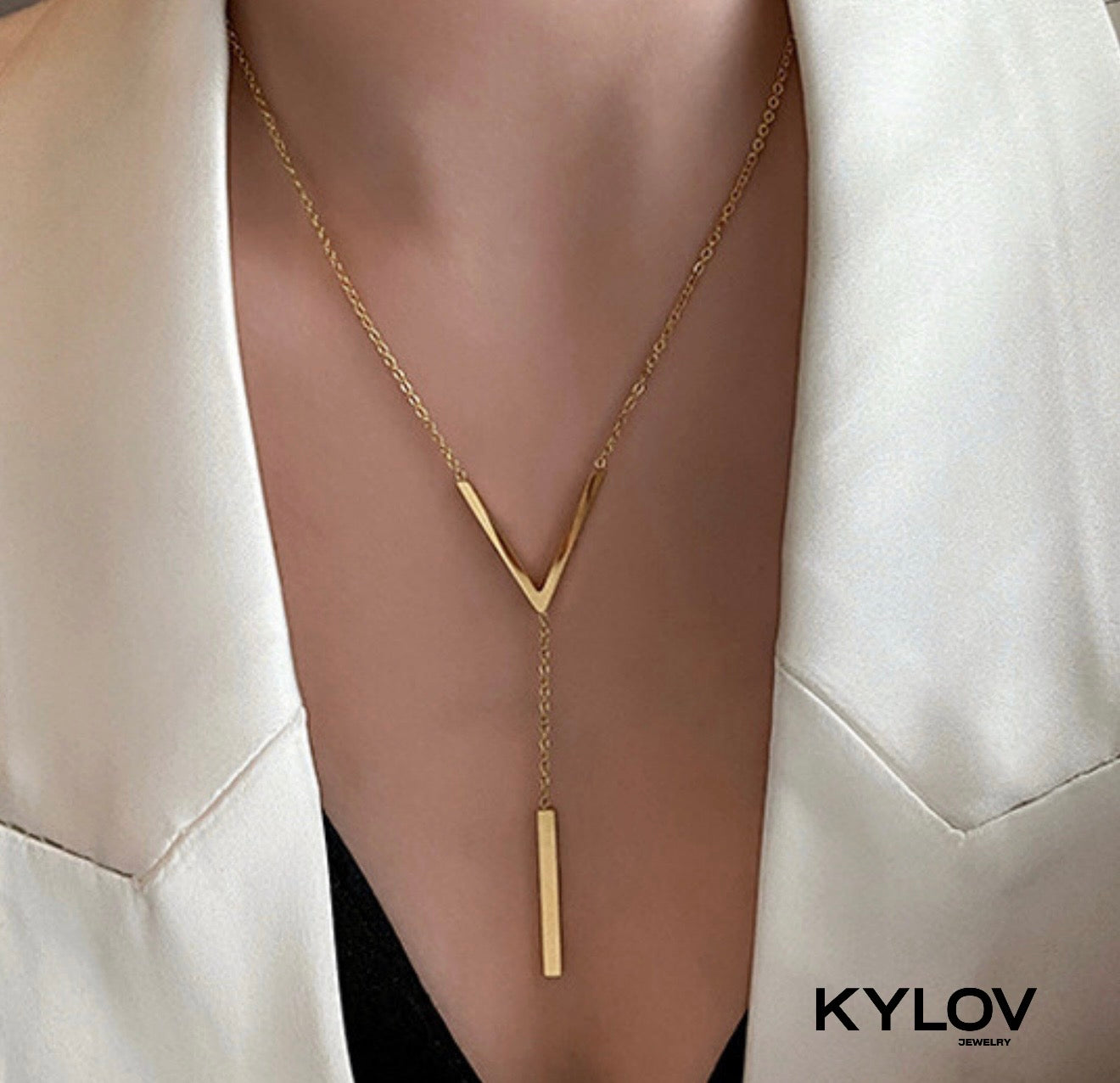 Cadena delgada forma V dorado
