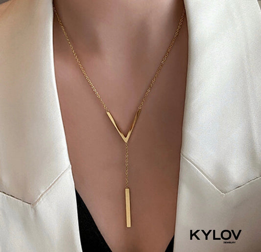 Cadena delgada forma V dorado
